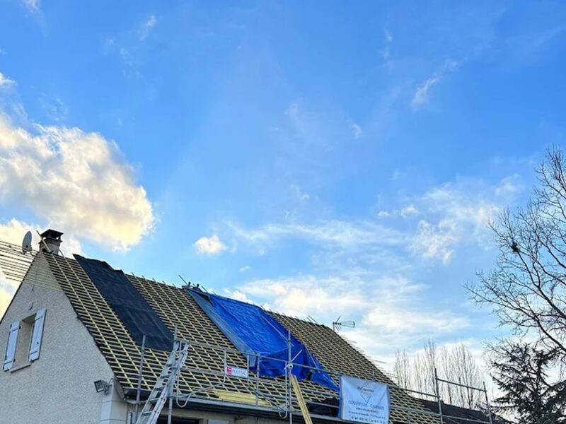 Bâchage d'urgence d'un versant de toiture après une tempête