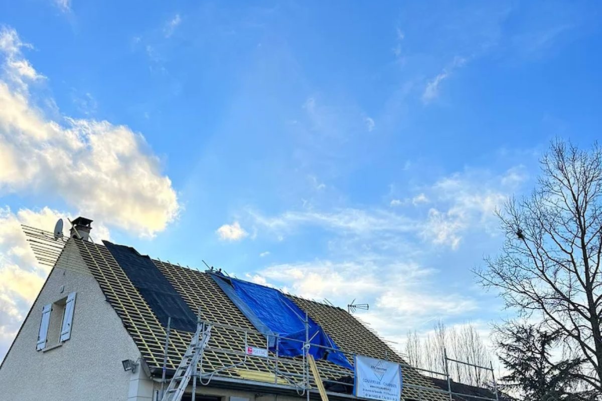 Bâchage d'urgence d'un versant de toiture après une tempête