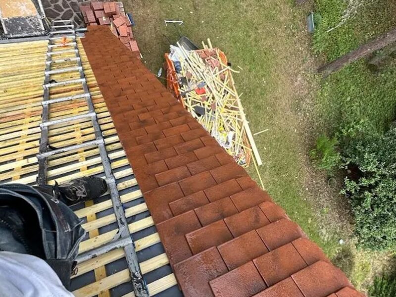 Gouttière et rang de tuiles de rive remis en état