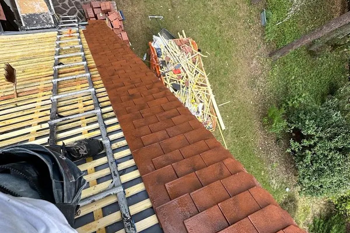 Gouttière et rang de tuiles de rive remis en état