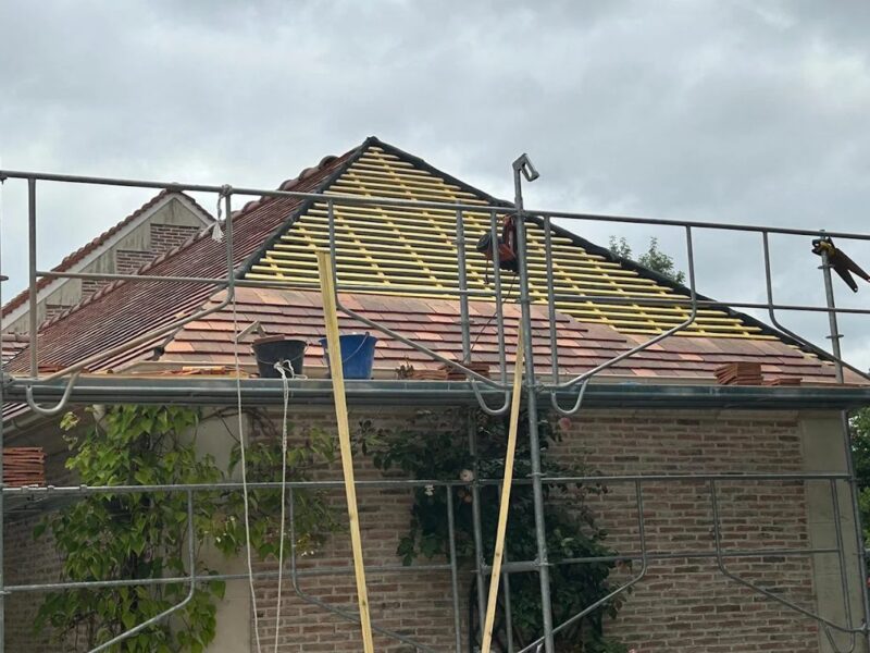 Réfection complète d'une toiture en tuiles sous échafaudage