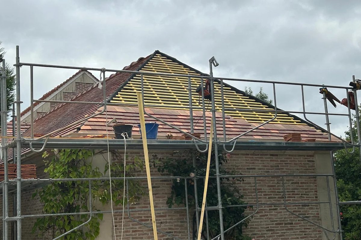 Réfection complète d'une toiture en tuiles sous échafaudage